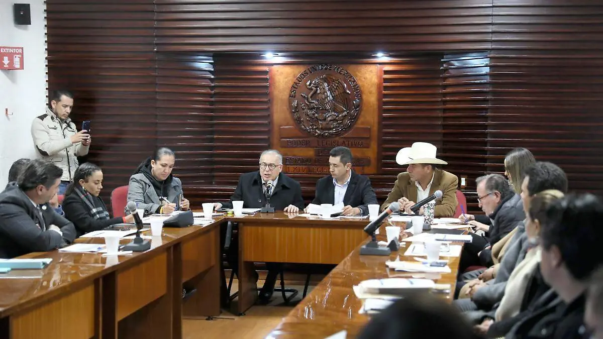 Arturo Nahle en reunión con diputados